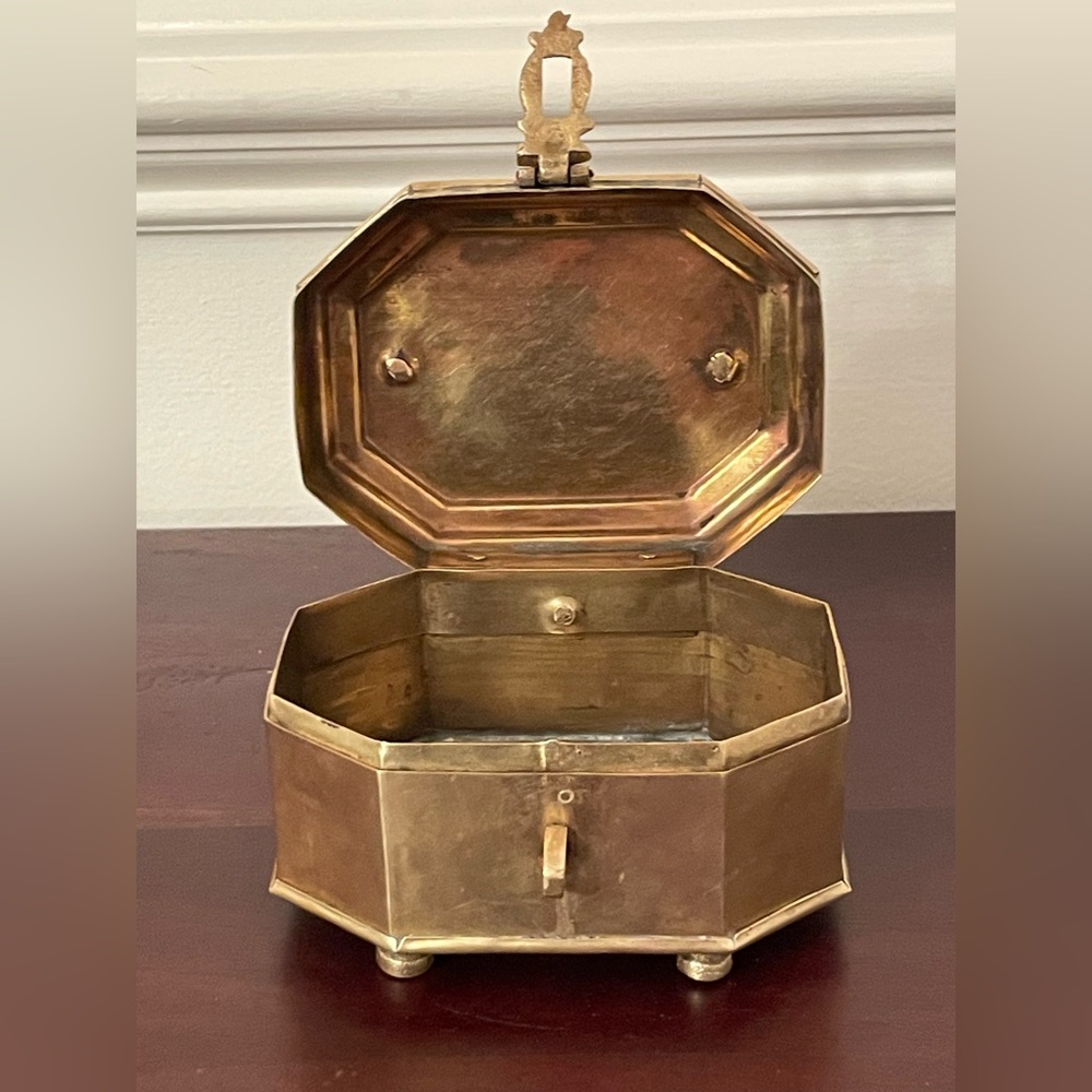 Handmade Brass Vintage Octagon shaped Solid Footed Hinged & Lockable Trinket Box - Picture 10 of 13